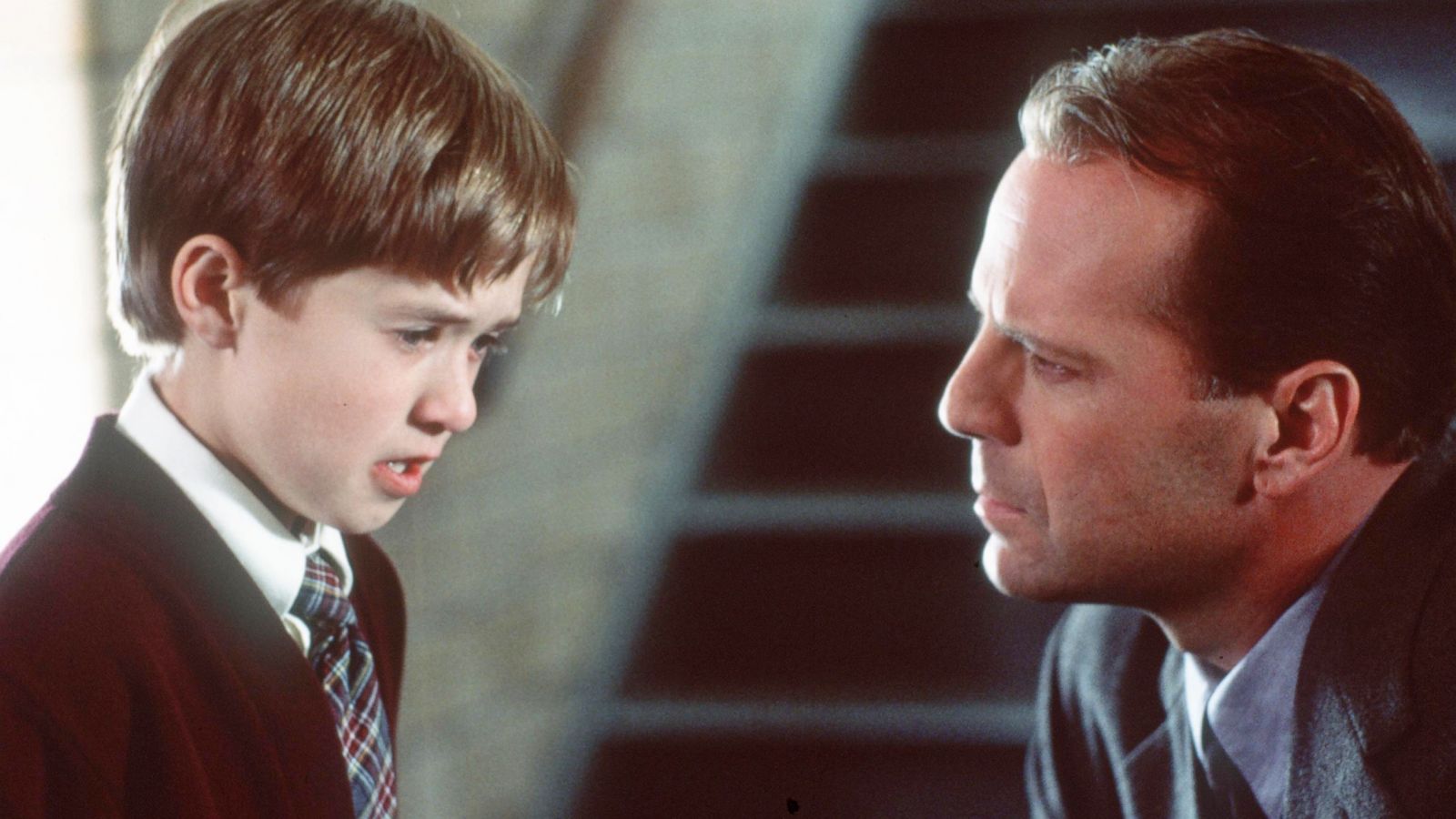 قصة فيلم the sixth sense بالعربي